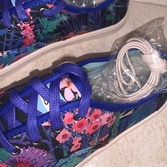 TOMS Tropical Multi Color Floral Print Lace Up Low Top Sneakers RARE size 6 - Picture 5 of 7